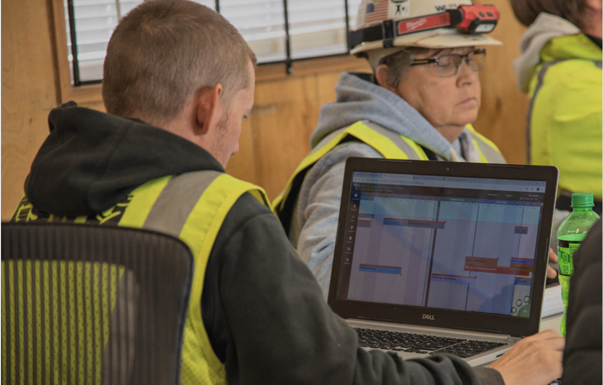 Construction worker using Touchplan on laptop